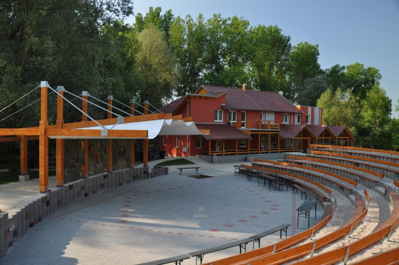 Penzion Amfik Bukovina Popovice  Exterior photo