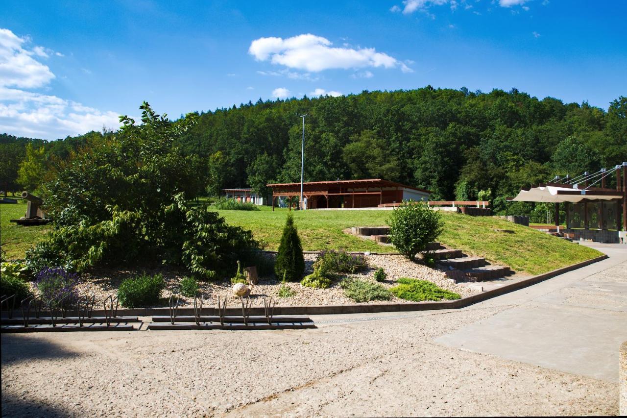 Penzion Amfik Bukovina Popovice  Exterior photo